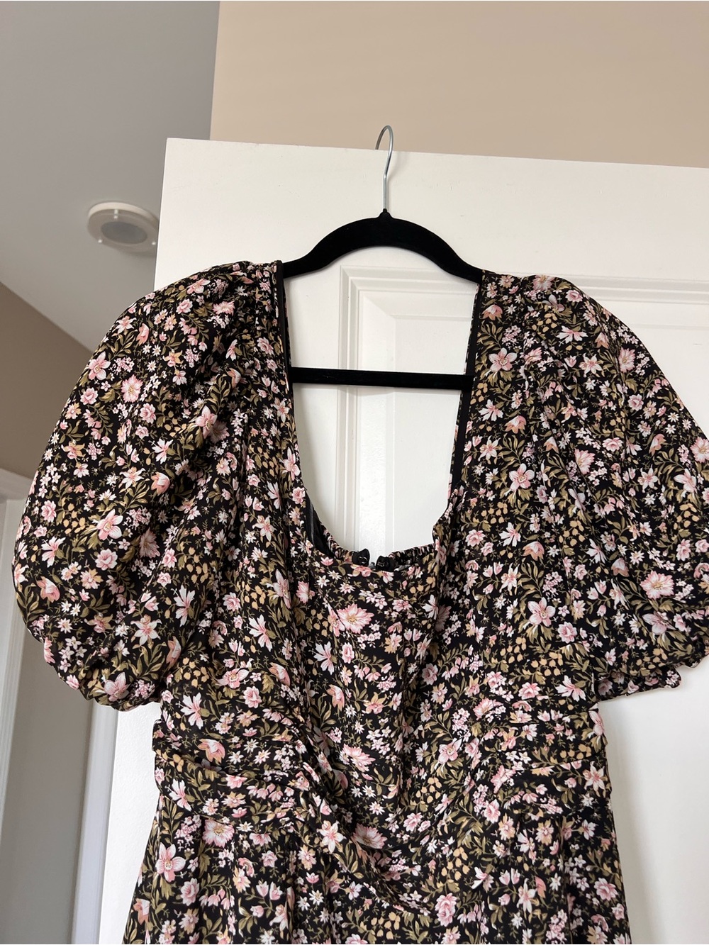 Astr Floral Puff-Sleeve Midi Dress in Black and Pink - Picture 3 of 5